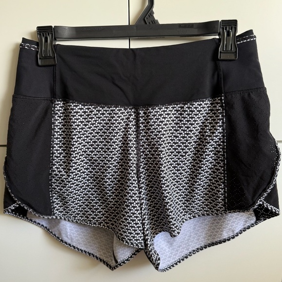 Lululemon Athletica White and Black Perforated Design Real Quick Shorts Size 6 - Picture 7 of 13